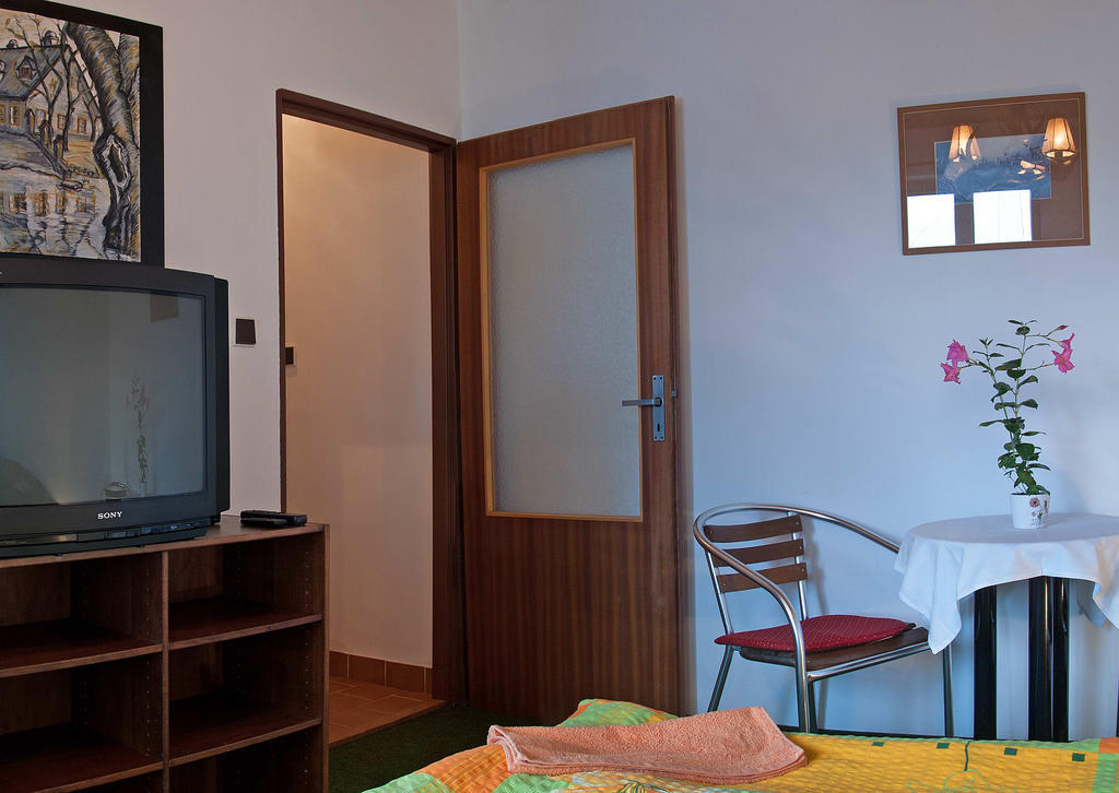 Lovecky Hotel Jivak Loučeň Cameră foto